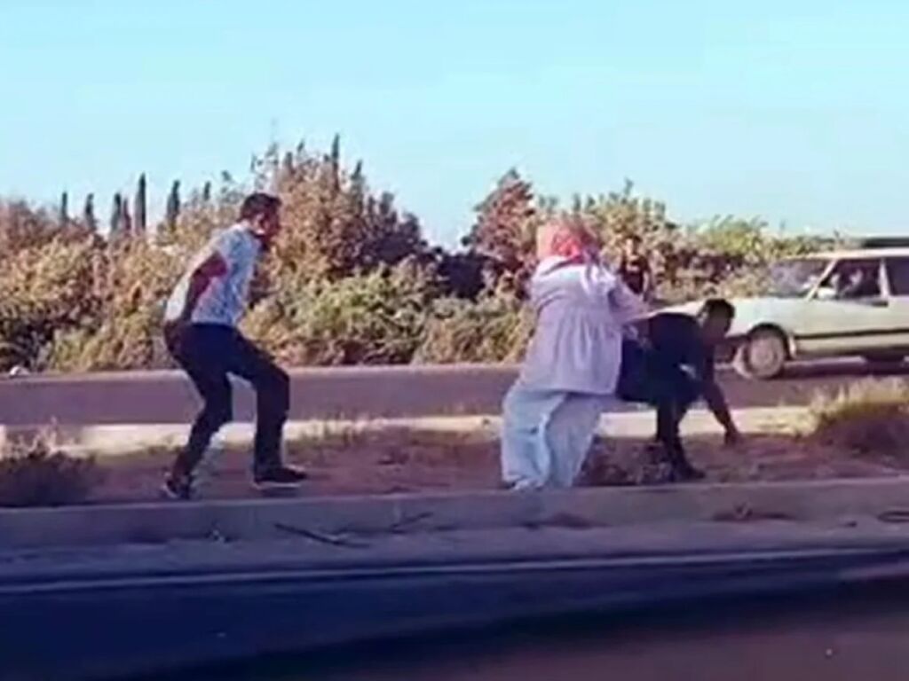 شجار بين سائقي حافلة وسيارة في هاتاي: سائق يهاجم الآخر بسكين 7