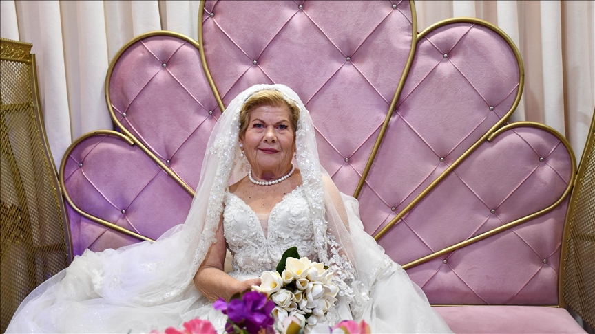 مسنة تركية ترتدي فستان الزفاف في حفل رمزي 1