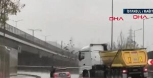إسطنبول الآن: الأمطار والرياح العاتية تسبب أزمات مرورية وتشكّل تجمعات مائية
