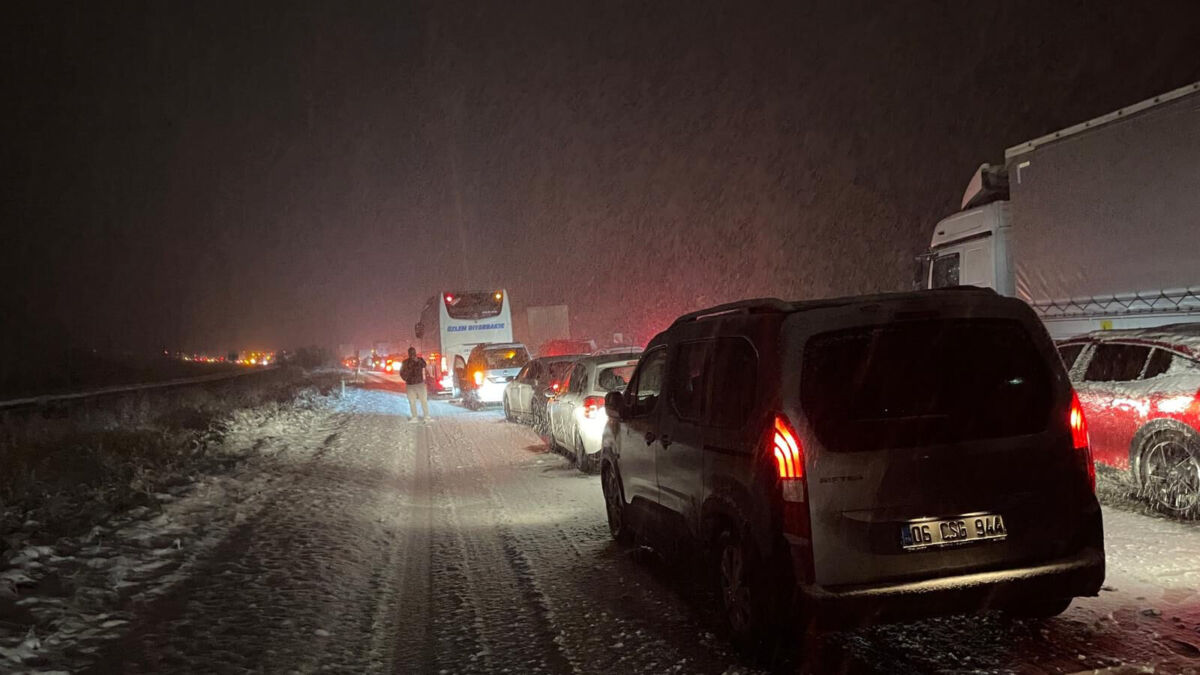 الثلوج الكثيفة تشل حركة المرور في تركيا ووزير النقل يحذر 5