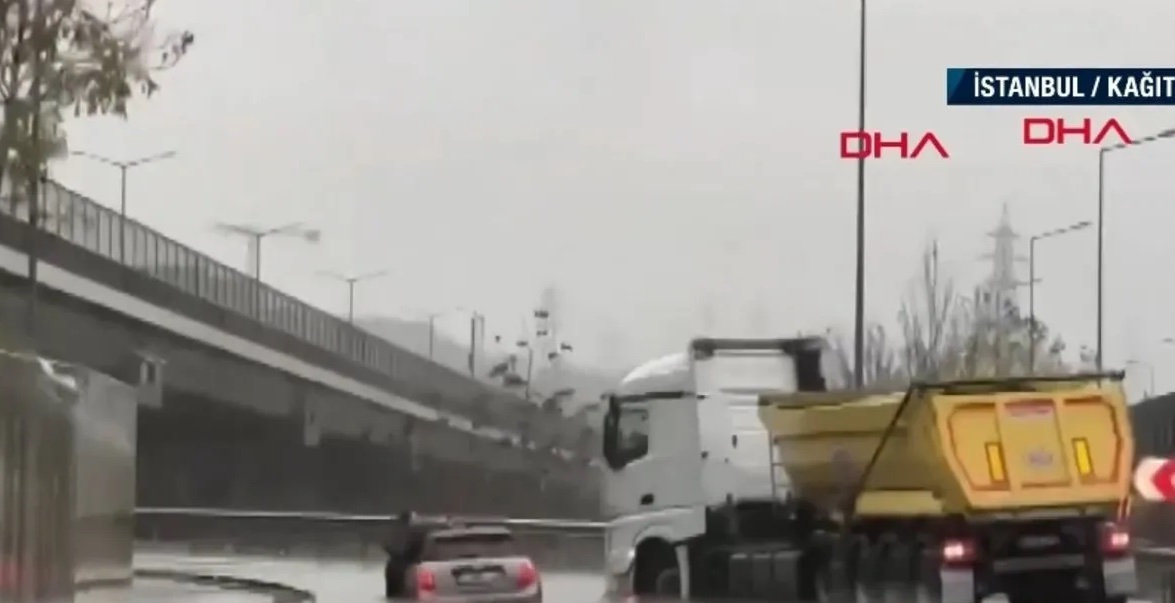 إسطنبول الآن: الأمطار والرياح العاتية تسبب أزمات مرورية وتشكّل تجمعات مائية 1