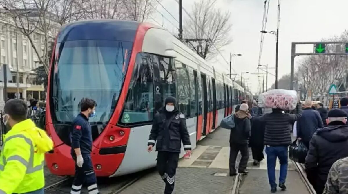 إسطنبول.. عطل في ترامواي كباتاش - باغجلار يعطل حياة آلاف المواطنين تحت الأمطار 1