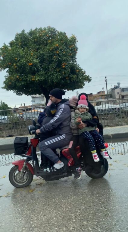 صورة لعائلة في وضع مثير للجدل تشعل مواقع التواصل في تركيا 9