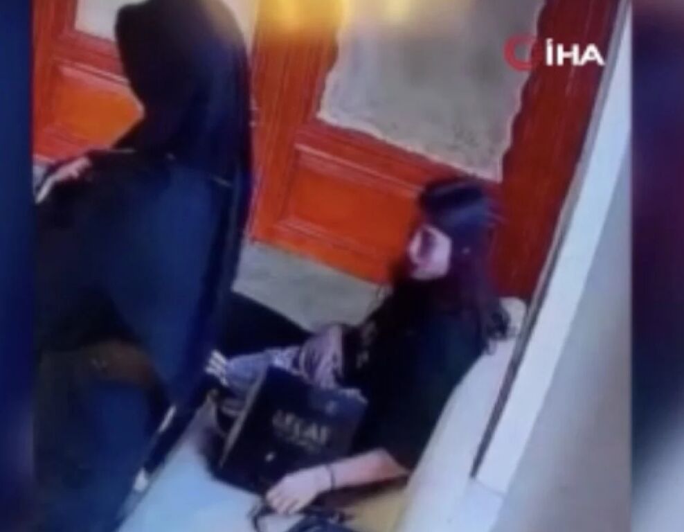 لصة تسرق محفظة امرأة أثناء تأديتها الصلاة في مسجد بإسطنبول 7