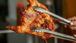 وجبة قاتلة: دجاج مشوي ينهي حياة امرأة في تركيا