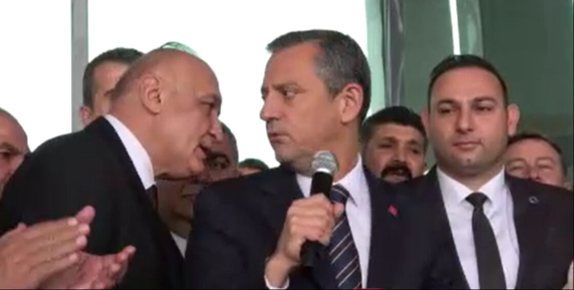 شاهد.. ما فعله أوزغور أوزيل مع نائب اصبح حديث مواقع التواصل في تركيا 1