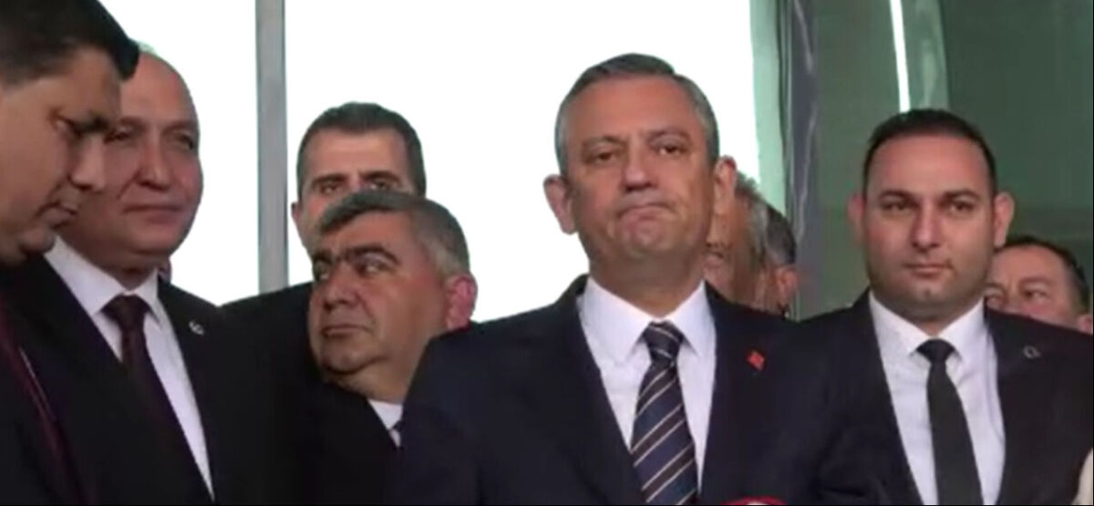 شاهد.. ما فعله أوزغور أوزيل مع نائب اصبح حديث مواقع التواصل في تركيا 5