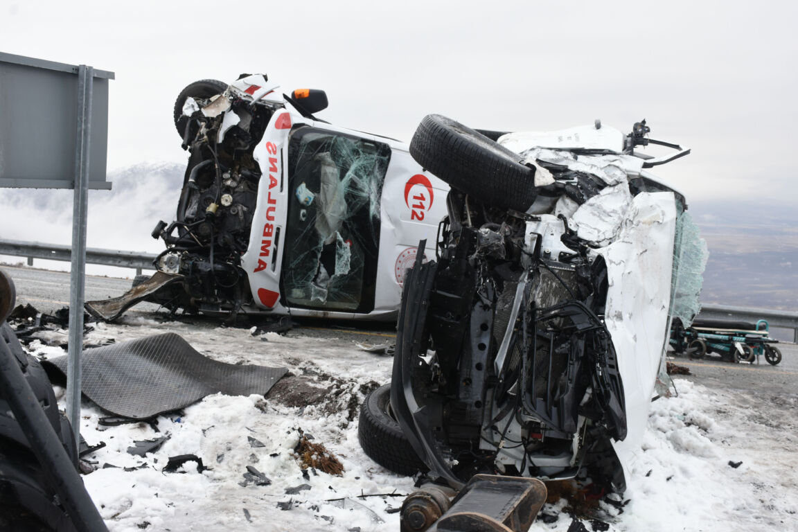 الحظ العاثر: سيارة إسعاف تنقلب أثناء نقل مريض في حادث خطير! 7