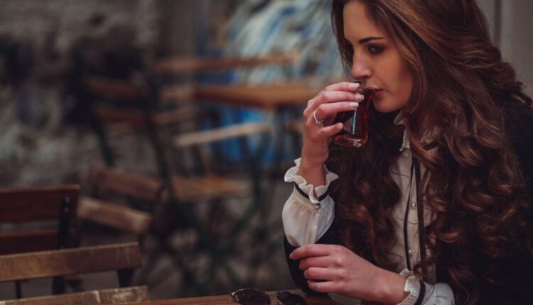 خبراء يحذرون: إضافة السكر إلى الشاي خطر على صحتك!