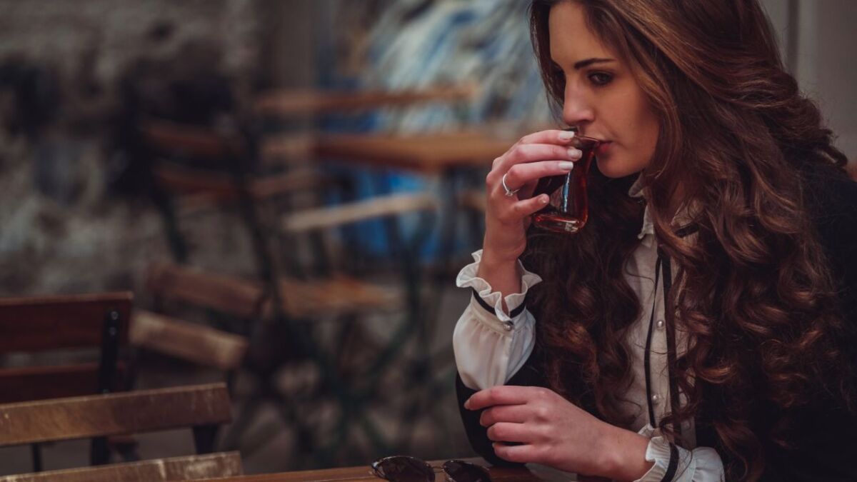 خبراء يحذرون: إضافة السكر إلى الشاي خطر على صحتك!