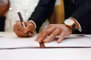 ” يبدو الأمر مضحكاً”.. امرأة تثير الجدل في مسألة دينية!