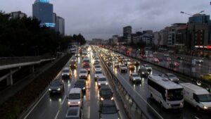 إسطنبول تسجل كثافة مرورية بنسبة 78% (صور) 15