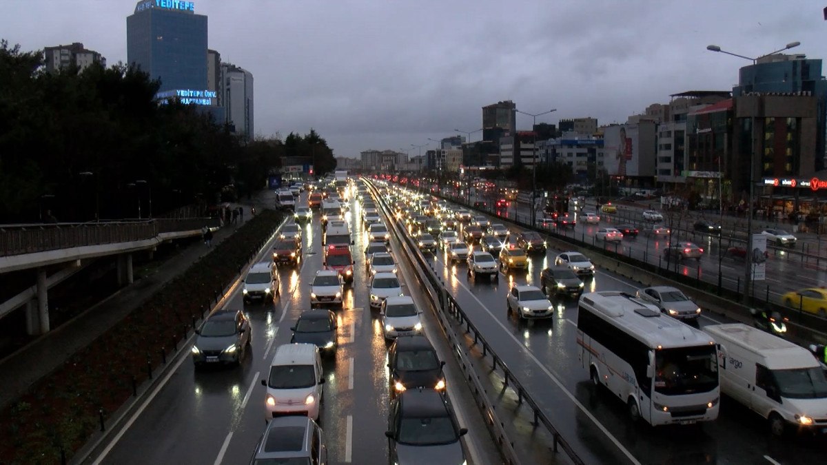 إسطنبول تسجل كثافة مرورية بنسبة 78% (صور) 9
