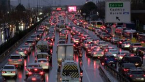 إسطنبول تسجل كثافة مرورية بنسبة 78% (صور) 13