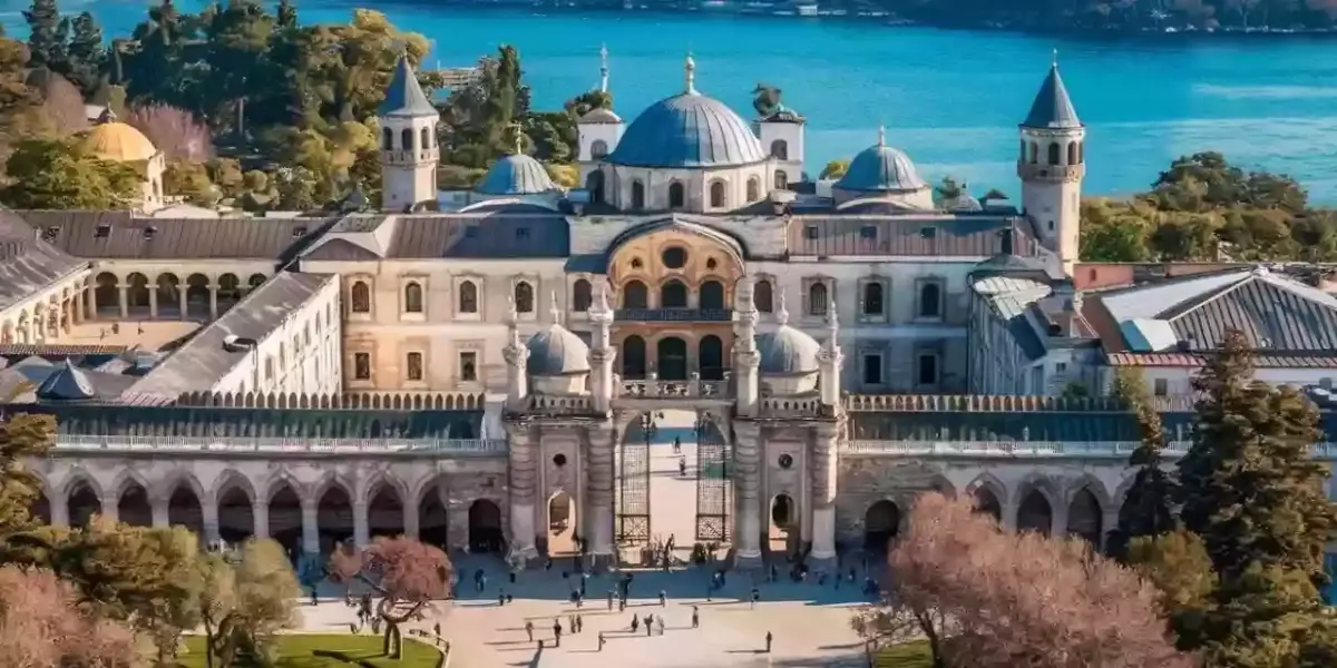 جنود الدولة العثمانية يعودون لحراسة قصر توبكابي في إسطنبول