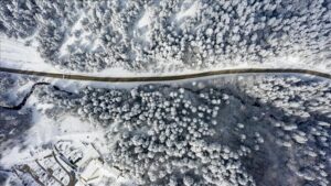 بزينة بيضاء.. الثلوج تغطي محمية “غولجوك” ومركز “كلتبه” للتزلج بتركيا