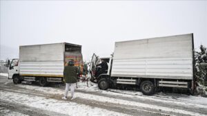 إسطنبول ترتدي حلة بيضاء.. الثلوج تعيق حركة التنقل والمواصلات