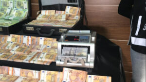 دولار مزيف في اسطنبول