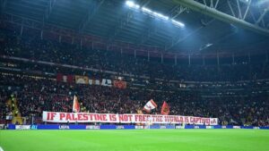 مشجعو سلتيك الاسكتلندي يشيدون بلافتات فلسطين رفعها جمهور غالاطة سراي التركي