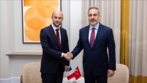 فيدان لنظيره الفرنسي: تركيا لن تتهاون في مواجهة الإرهاب