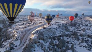 تركيا.. مناطيد كبادوكيا تحلق بالسياح فوق بساط من الثلوج