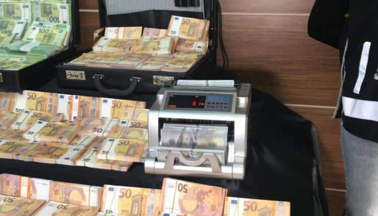 دولار مزيف في اسطنبول