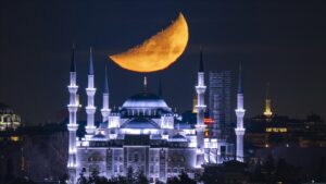 تمازج الطبيعة والتاريخ.. الهلال يتألق في سماء إسطنبول