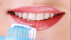 خبيرة تركية تحذر من تبييض الأسنان