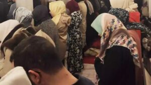 تركيا.. جدل حول اختلاط صفوف المصلين في مسجد والدة الجديد بإسطنبول