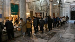 حشود غاضبة تتوافد إلى “شاه زاده باشي”.. ماذا يحدث في المسجد؟