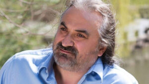 وفاة الفنان التركي فولكان كوناك بعد أزمة قلبية مفاجئة أثناء حفلة