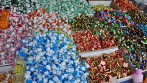 كيف أصبحت تركيا مركزًا استراتيجيًا لصناعة الحلويات العالمية؟