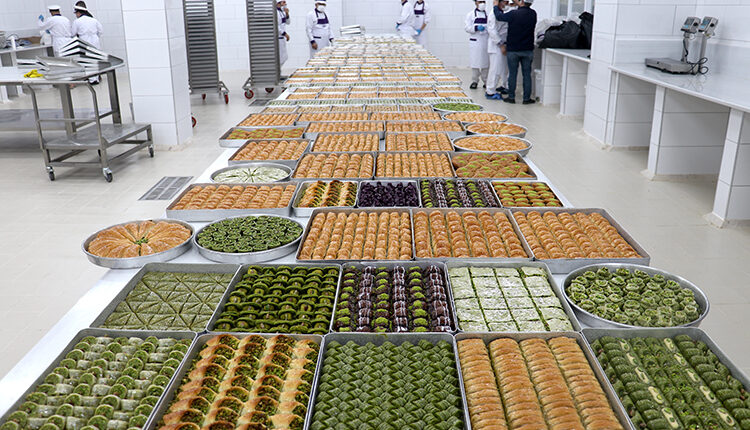 من عربة متنقلة إلى إمبراطورية للحلويات: رحلة نجاح رجل أعمال تركي