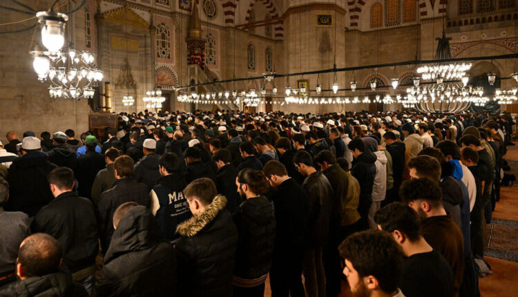 حشود غاضبة تتوافد إلى "شاه زاده باشي".. ماذا يحدث في المسجد؟ 1