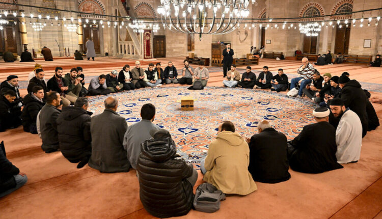 حشود غاضبة تتوافد إلى "شاه زاده باشي".. ماذا يحدث في المسجد؟ 3