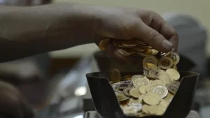 أسعار الذهب تتراجع في نهاية الأسبوع.. كم بلغ سعر أونصة وغرام الذهب؟ إليكم آخر المستجدات