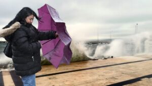 تحذيرات عاجلة لسكان إسطنبول... إذا كان وزنك أقل من 60 كيلوغراماً ففكر مرتين قبل الخروج