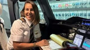 تركية تقود أكبر طائرة في العالم