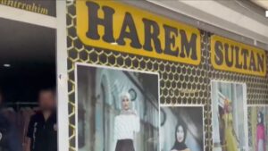 رائحة غريبة تكشف عن فضيحة مدوّية داخل متجر ملابس نسائية في قلب إسطنبول