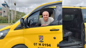 سائق تاكسي يعثر على مبلغ ضخم في أنطاليا التركية ويعيده لأصحابه