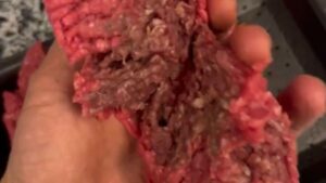 فضيحة لحم مفروم في سلسلة متاجر شهيرة بتركيا! صورة واحدة أشعلت الجدل