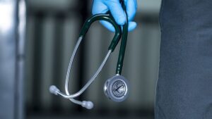 موجة تسريحات ضخمة تهز المؤسسات الصحية الأمريكية