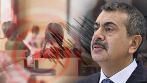 أثار الزلزال الذي ضرب مدينة إسطنبول بقوة 6.2 درجات على مقياس ريختر، وتبعته عدة هزات ارتدادية، حالة من الذعر بين السكان، وسط تساؤلات حول مصير الدراسة في المدينة. وفي هذا السياق، أعلن وزير التربية والتعليم التركي، يوسف تكين، أن المدارس في إسطنبول ستُعطّل لمدة يومين، وذلك كإجراء احترازي عقب الزلازل المتتالية التي شهدتها المدينة خلال ساعة واحدة، حيث تم تسجيل 8 هزات أرضية، كانت أقواها بقوة 6.2 درجات. من جهته، أوضح وزير الداخلية علي يرلي كايا أن جميع الفرق الميدانية تعمل في المناطق المتأثرة، مؤكداً أنه لم يتم تسجيل أي بلاغات عن انهيارات أو أضرار جسيمة عبر مركز الطوارئ 112. يوسف تكين: "المدارس ستُعطل يومي الخميس والجمعة" وفي مداخلة مباشرة عبر قناة TGRT Haber، أوضح الوزير يوسف تكين أن القرار جاء بعد طلب من وزارة الداخلية، نظراً لاستخدام المدارس كمراكز آمنة قابلة للاستخدام في حالات الطوارئ. وقال: "الحمد لله لم نسجل أي خسائر في الأرواح، وسنتجاوز هذا الحدث بسلام. مدارسنا مؤمنة ضد الزلازل مسبقاً، ومع ذلك، ونظراً لطلب من وزارة الداخلية وAFAD، قررنا تعطيل المدارس يومي الخميس والجمعة". وأضاف الوزير: "أجرينا تقييماً فورياً عبر مديريات التربية في المدن والمناطق، وتبين وجود شكاوى من تشققات بسيطة في الجدران في مدرستين فقط، دون وجود أي أضرار كبيرة. كما نواصل مراجعة البنية التحتية للمدارس بشكل شامل".