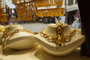 وسط الطلب الكبير على الذهب: كيف تميز بين الذهب الحقيقي والمزوَّر؟