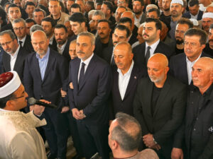 يوم حزين لمولود تشاووش أوغلو! سليمان صويلو وهاكان فيدان لم يتركاه وحيدًا