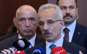 "إسطنبول بعد الزلزال: تخفيضات فورية على تذاكر الطيران والوزارة تضمن التذاكر مجانًا إذا لزم الأمر