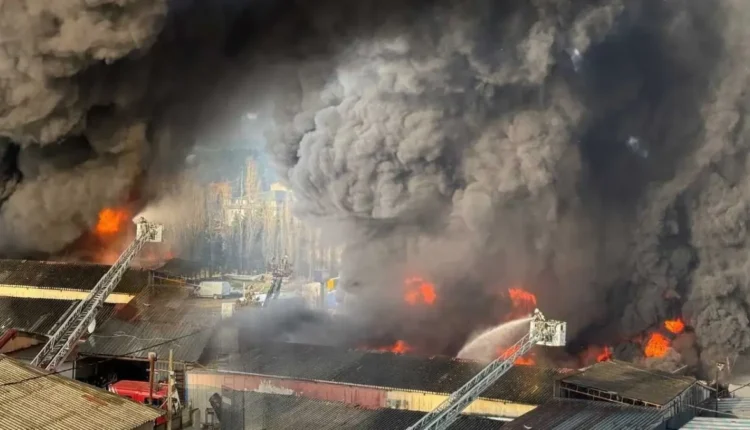 انفجارات متتالية وإجلاء طارئ.. كارثة في قلب إسطنبول