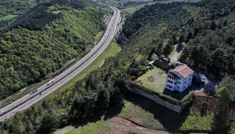 تم عرض "المنزل الوحيد" في إسطنبول، الذي جذب انتباه ملايين الأشخاص، للبيع!