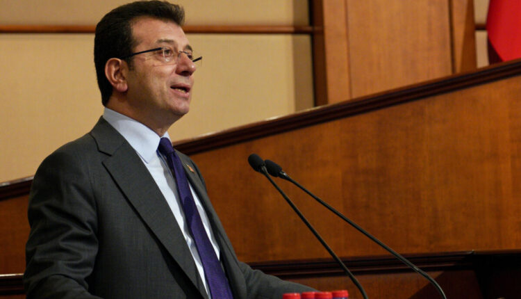 صورة لأكرم إمام أوغلو تجتاح مواقع التواصل في تركيا