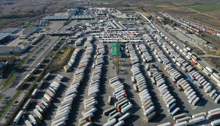 عملية أمنية واسعة ضد موظفين حكوميين في تركيا: توقيف العشرات في قضايا فساد